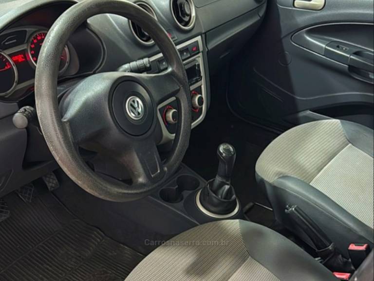 VOLKSWAGEN - VOYAGE - 2013/2013 - Prata - R$ 34.500,00