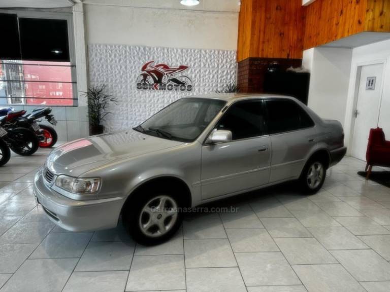TOYOTA - COROLLA - 2001/2002 - Prata - R$ 26.500,00